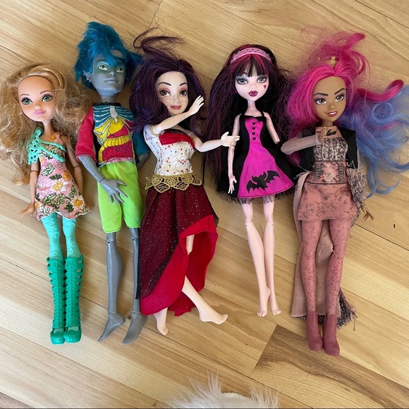 Disney Other - Lot of 5 monster high + ever after + decendants